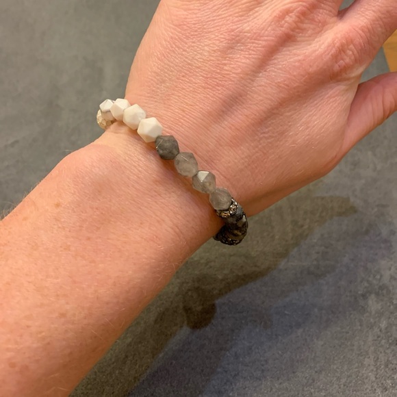 Black and White Beaded Bracelet - Picture 3 of 4